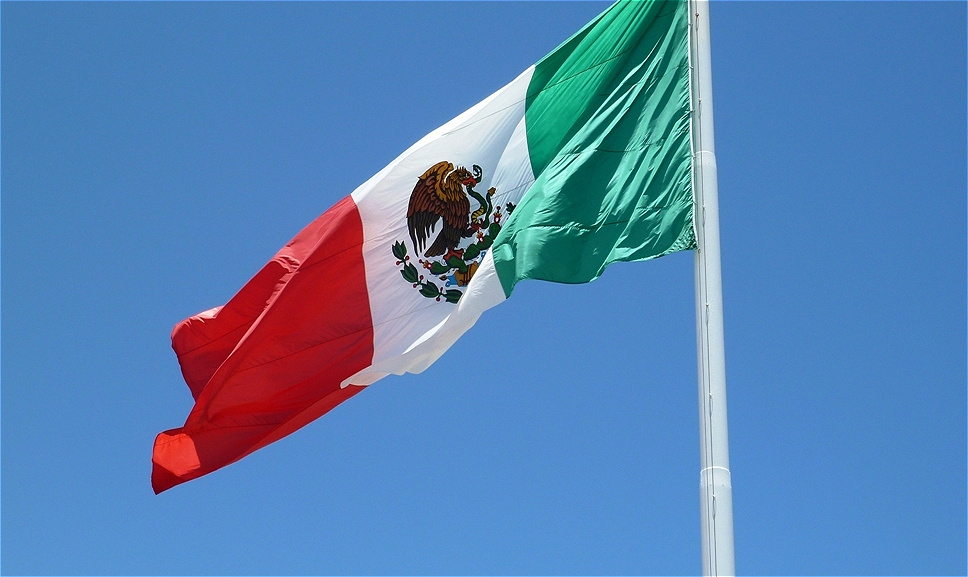 Die Flagge Mexikos zeigt den Adler auf einem Kaktus mit der Schlange im Schnabel.