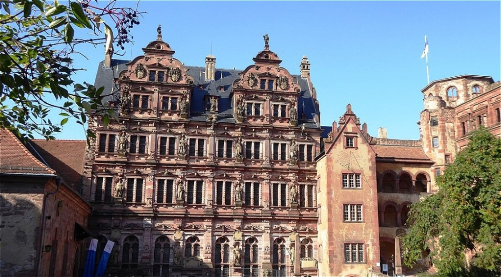 Figurengeschmückte Fassade des Haupthauses