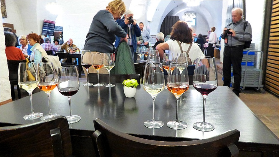 Drei verschiedene Weine warten zum Verkosten
