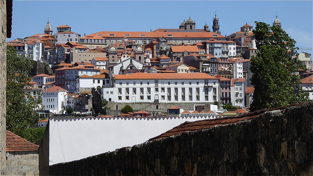 Gegenüber von Porto am Ufer von Vila Nova de Gaia liegt ...