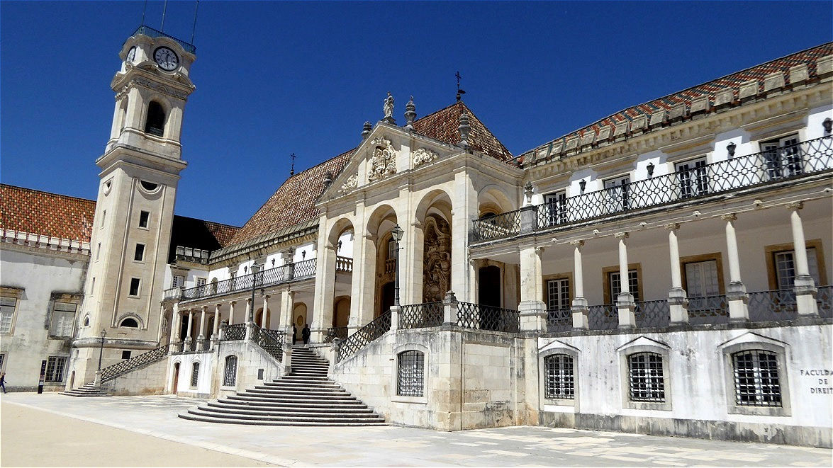 Historisches Gebäude der Universität Coimbra  mit dem Torre da Universidade de Coimbra.