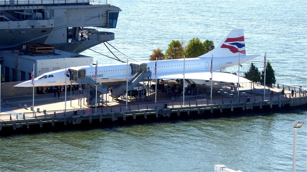 Im Hafenfreilichtmuseum hat eine "Concord" ihren Platz neben einem Flugzeugträger gefunden