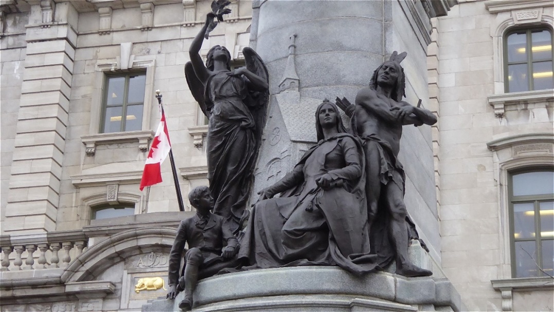 Statuen am Fuße der Säule