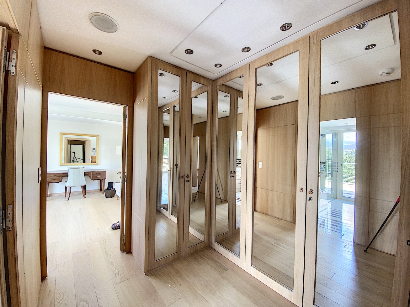 https://0501.nccdn.net/4_2/000/000/03f/ac7/Terre-Blanche-property-SH07.jpg