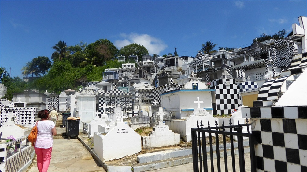 Karibischer Friedhof in schwarzweiß.  Schwarz-die Trauerfarbe der "Weißen" - Weiß-die Trauerfarbe der "Schwarzen"