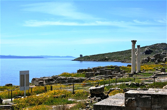 Tharros ist eine antike Stadt an der Westküste der schmalen Sinis-Halbinsel, von der nur noch Reste erhalten sind