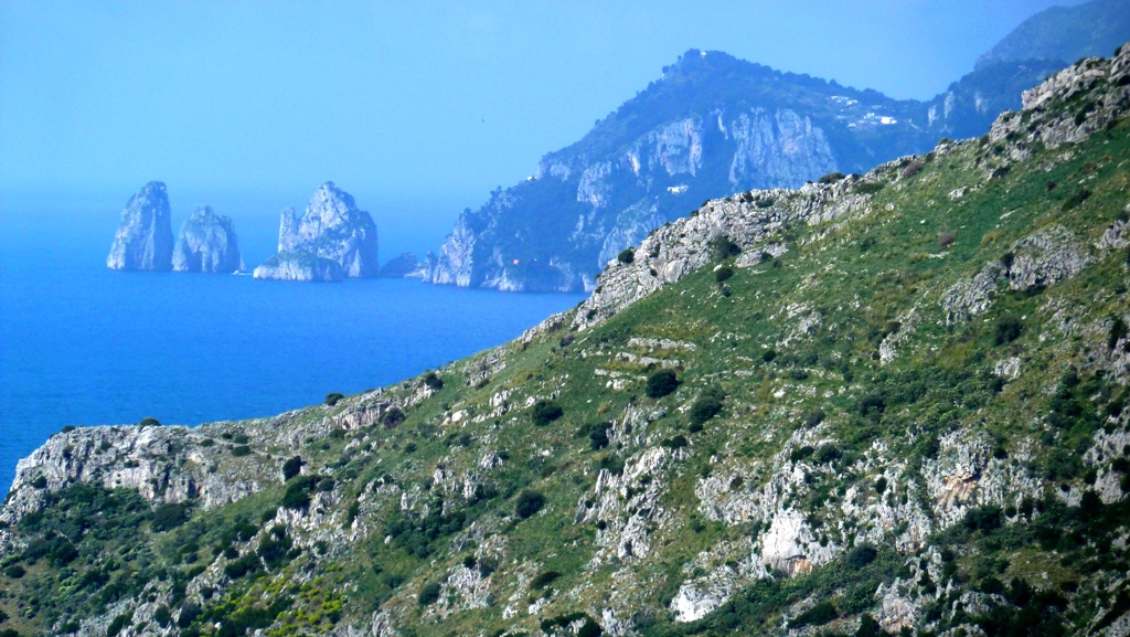 Die vier Faraglioni und der Monte Tiberio