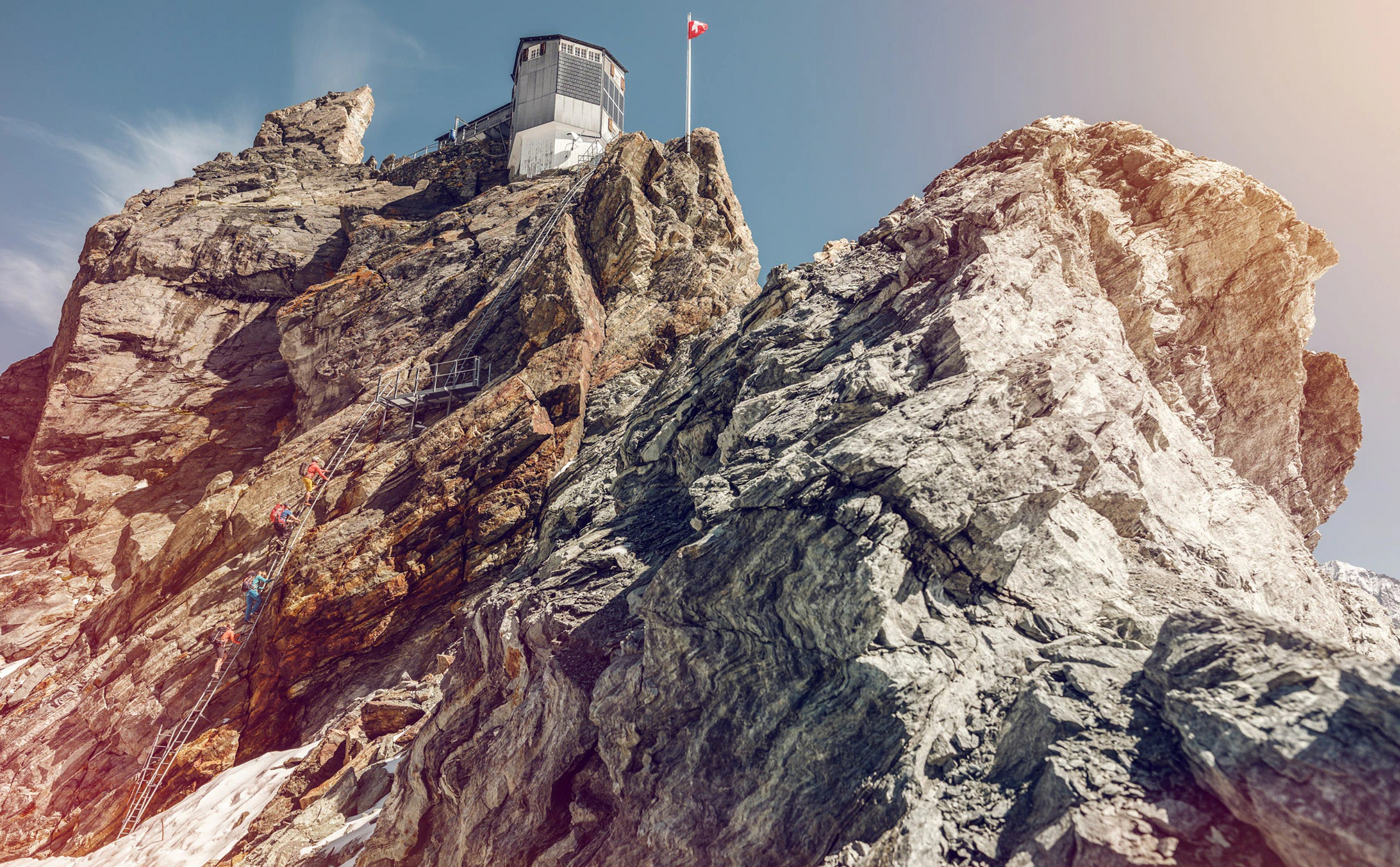 Eisenleitern führen nach oben.