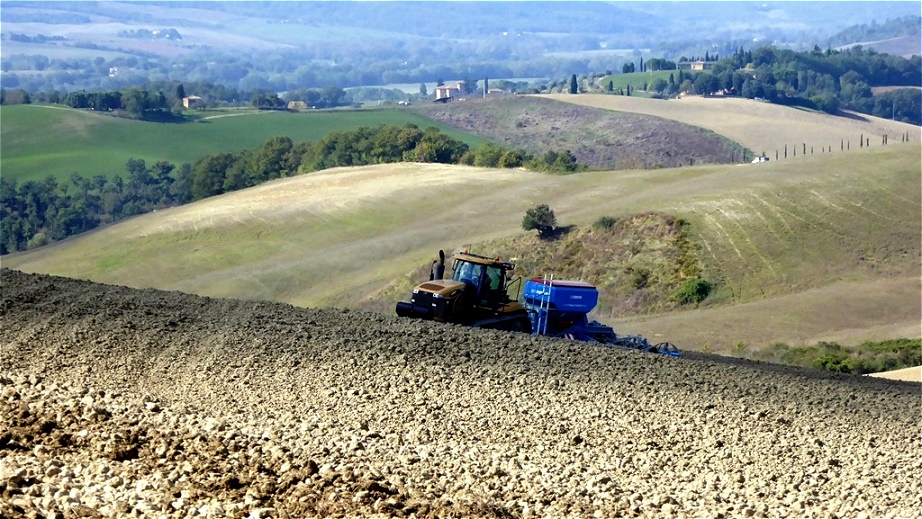 Schwierige Bestellung der Felder
Die steilen Hänge erfordern den Einsatz von speziellen Maschinen