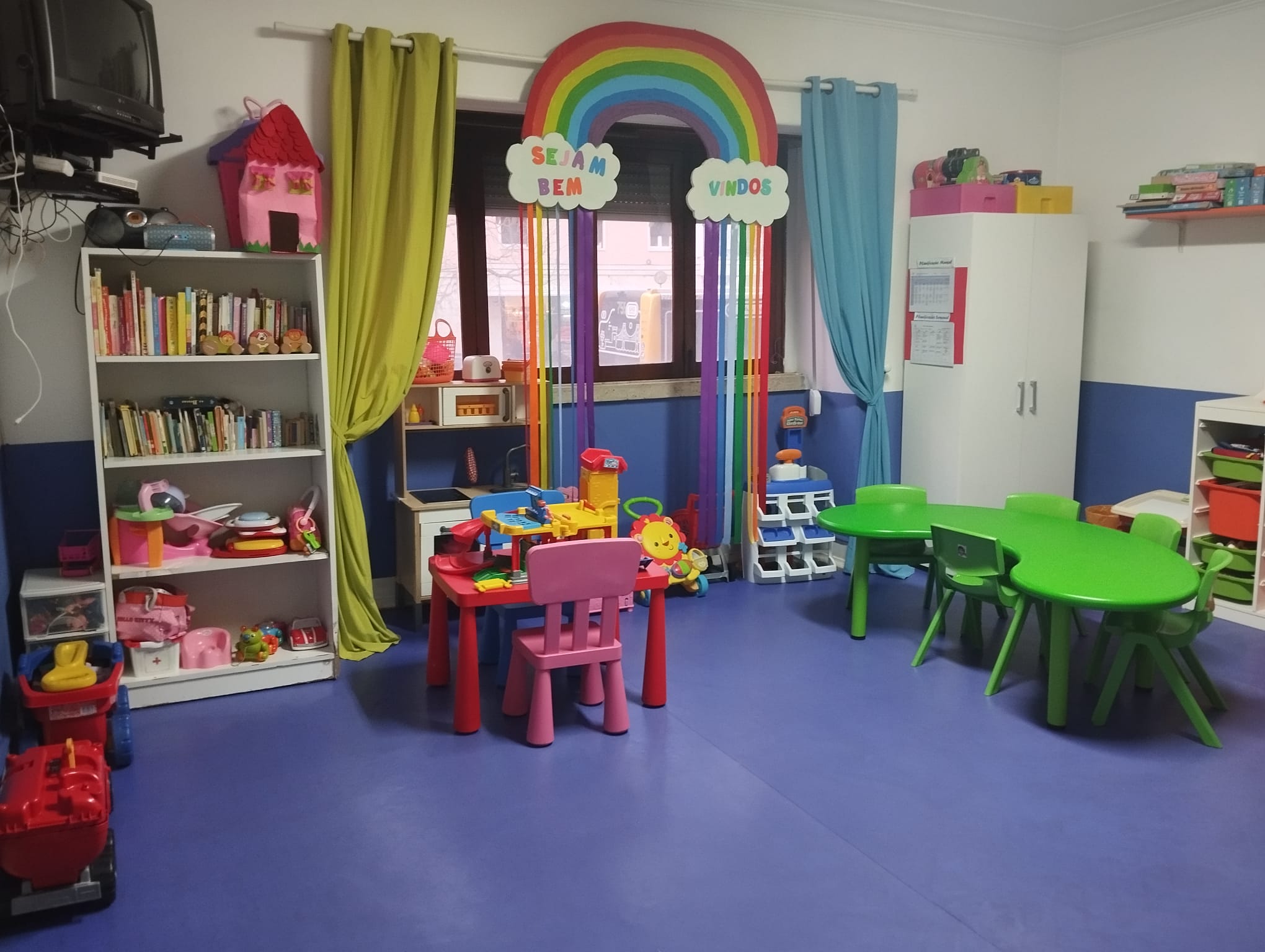 https://0501.nccdn.net/4_2/000/000/03f/ac7/floresta-encantada5--sala-3-anos.jpeg