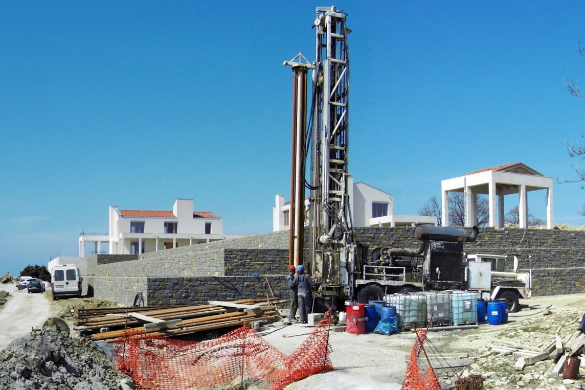 Vrtalna garnitura pri vrtanju globoke vrtine za pitno vodo