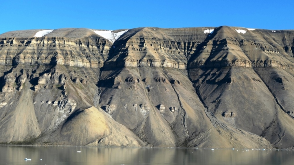 Gesteinsschichtungen an den Plateaubergen