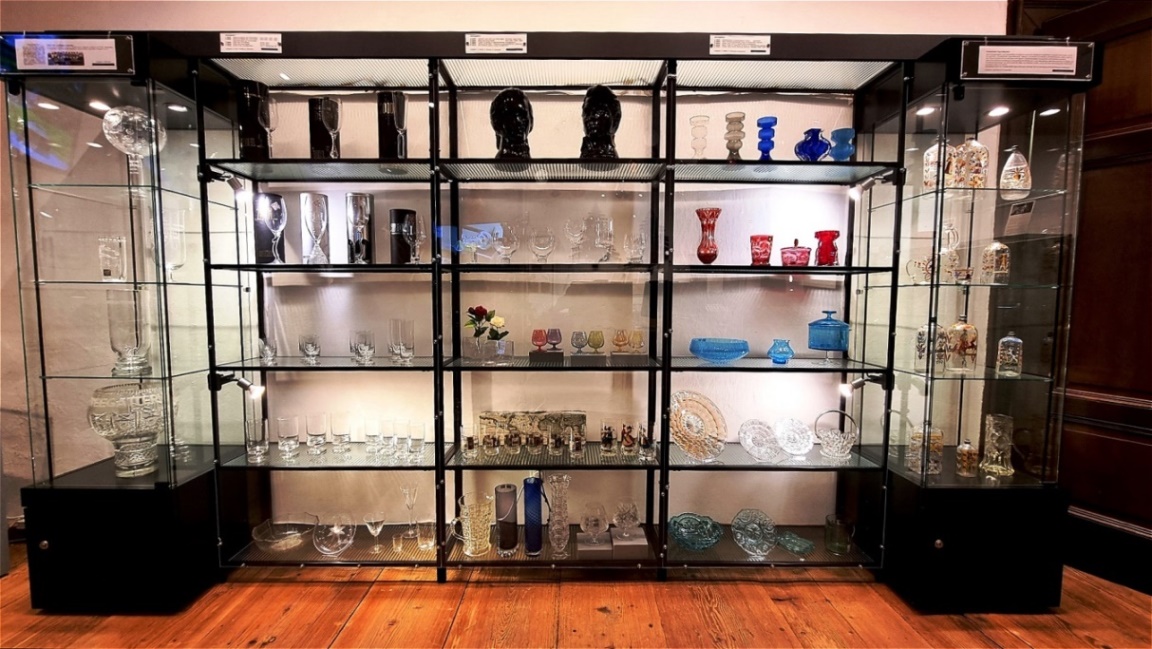 Vitrine mit Glas der Schneegatterer Glashütten