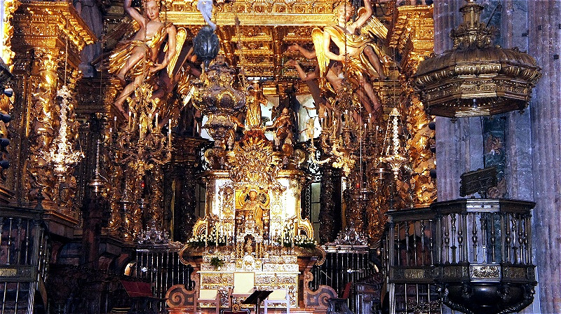 Blick auf den Hauptaltar mit dem Apostel Jakobus