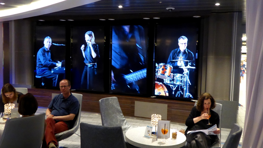 Bar mit großer Video-Wall !