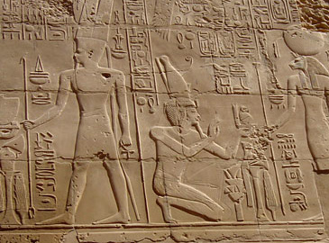 MYTHOLOGIE: le pharaon Séthi premier est agenouillé entre Amon-Rê et Ouret-Hekaou
