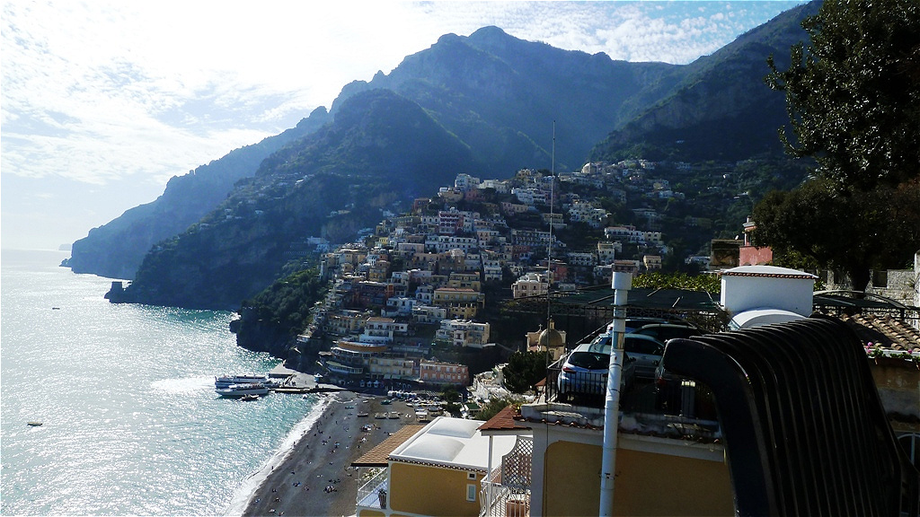 Positano mit Bucht und Hafen