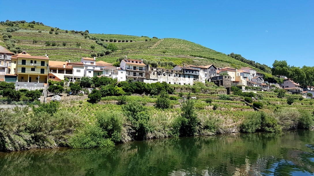 Dörfer und Weinberge