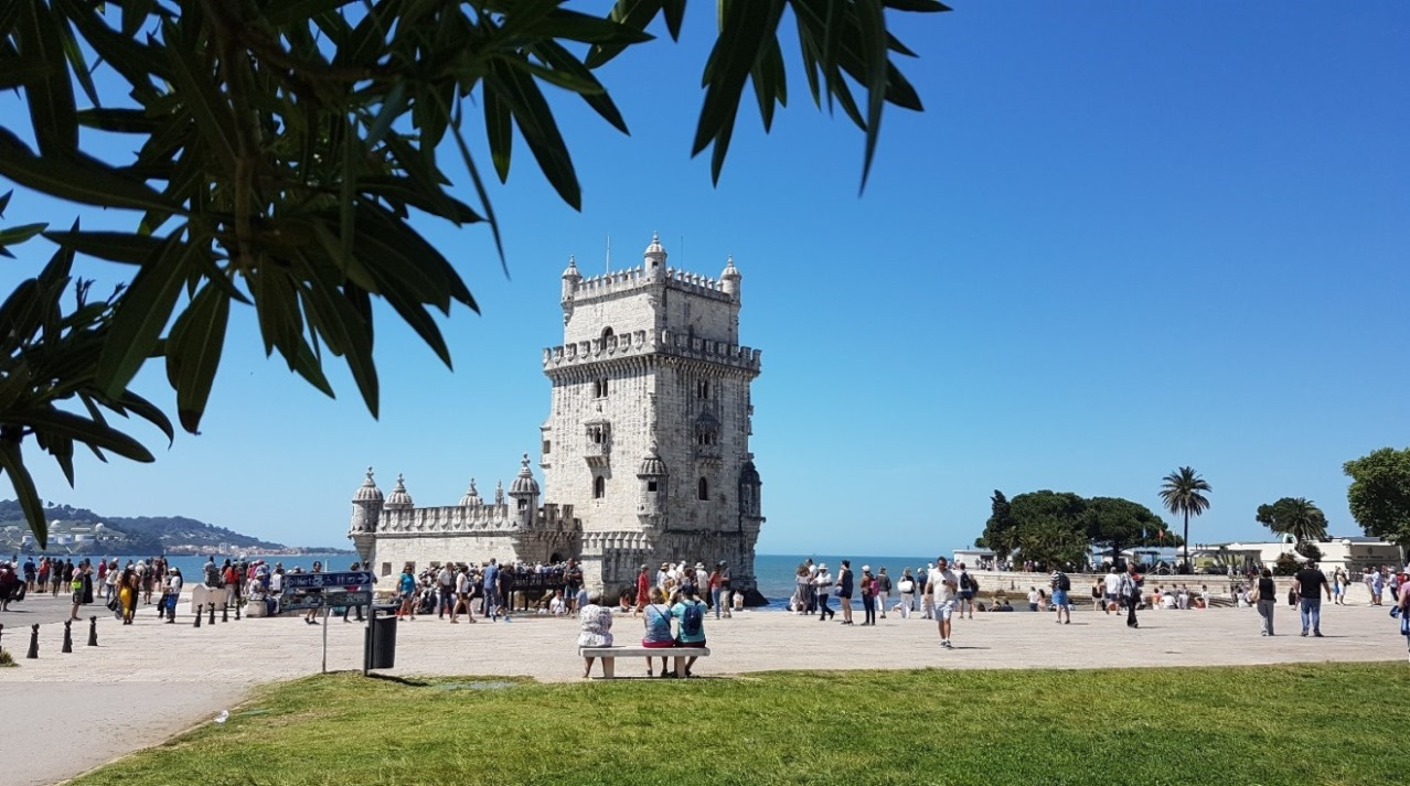 Der Torre de Belém  im Stadtteil Belém an der Tejomündung ist eines der bekanntesten Wahrzeichen Lissabons. Von hier begannen die Entdeckungsreisen.