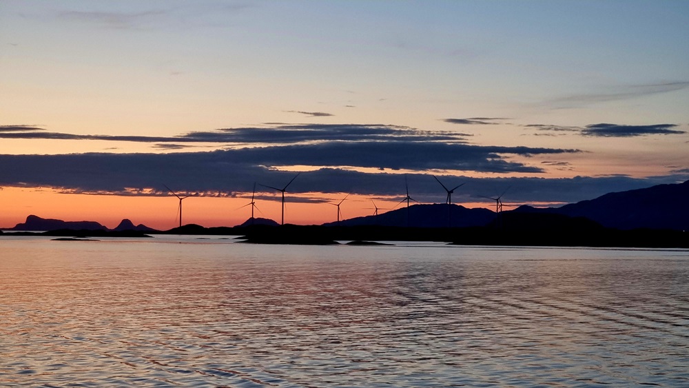 Am Horizont kommen Windkraftwerke in Sicht
