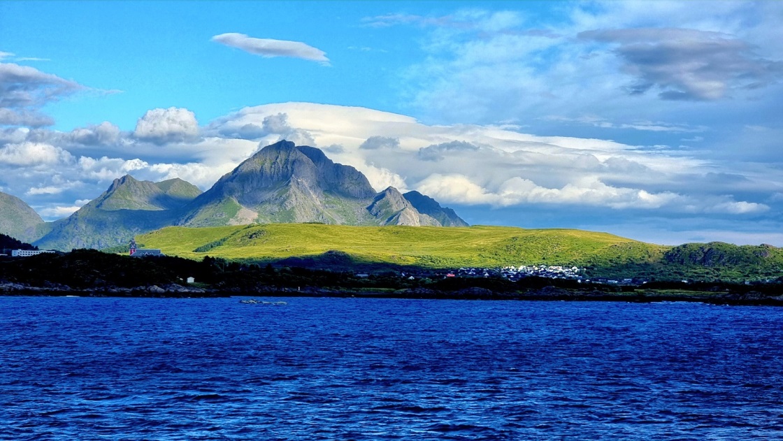 Das kobaltblaue Wasser des Vestfjordes trennt die Inselgruppe vom Festland