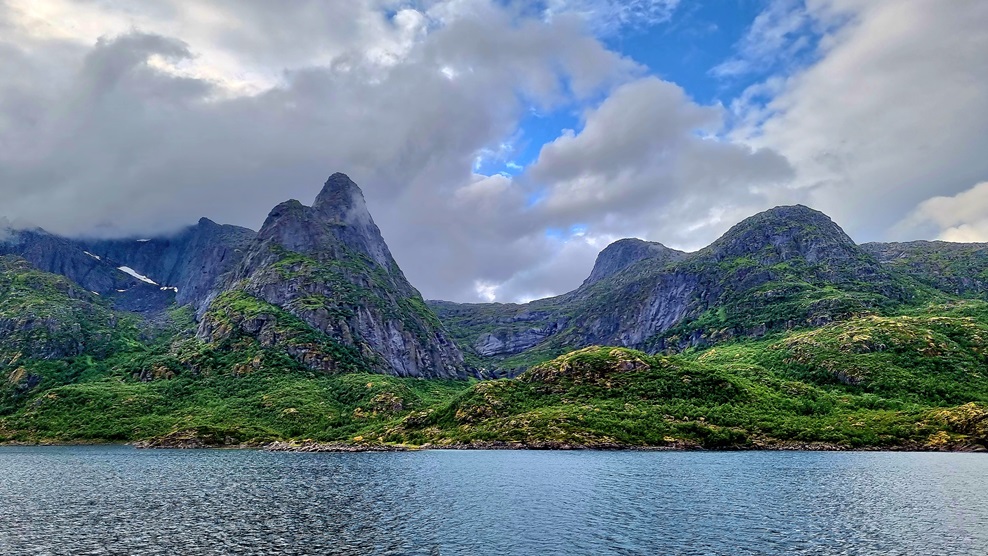 Im Raftsund. Dieser ist die Wasserstraße zwischen Lofoten und Vesterålen