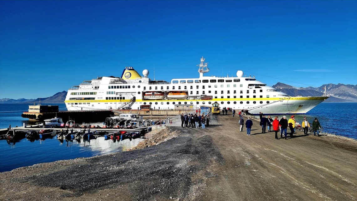Die MS Hamburg an der Pier 