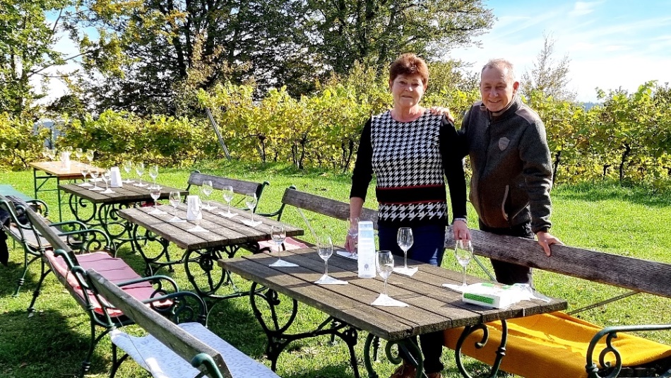 Hilde und Fritz haben die Tische gedeckt.