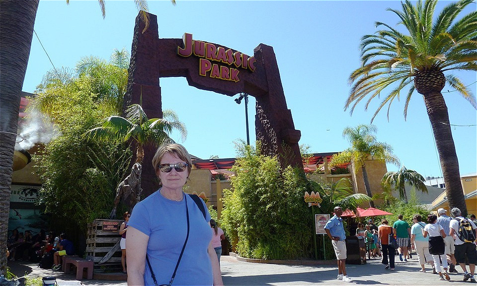 Die Bestien warten schon !
The Ride: thematisierte Bootsfahrt vorbei an Dinosauriern mit Flucht vor einem T-Rex.