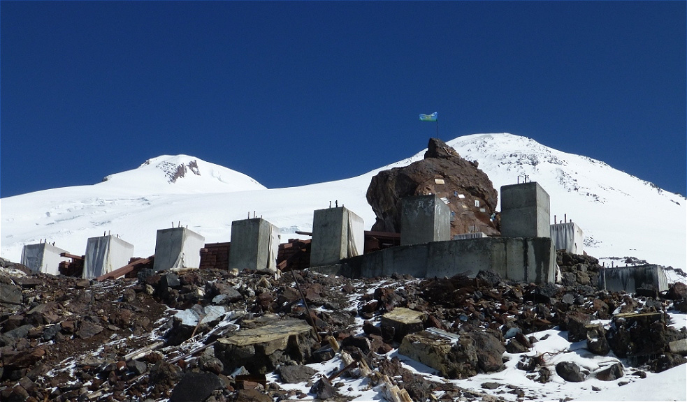 Vor den beiden Elbrusgipfeln - Grundfeste für die Seilbahn, die irgendwann bis zur Prijut Hütte gehen soll