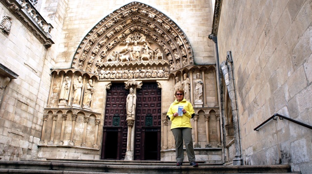 Wir betreten die Kathedrale durch das Sarmental-Portal aus der Zeit nach 1235