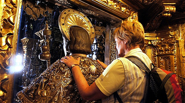 Tradition - Umarmung der Apostelstatue - Jakobus nimm alle Last von uns !