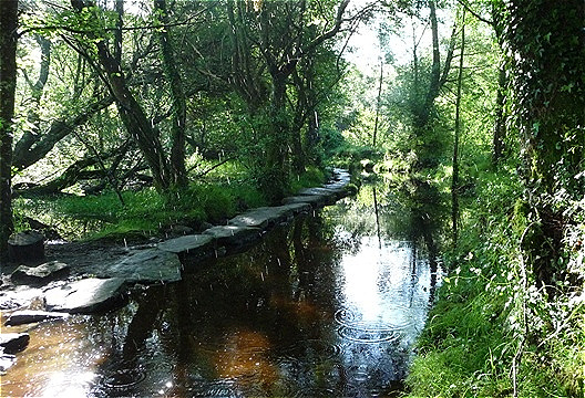 Große Steinplatten schützen auch heute noch vor nassen Füßen