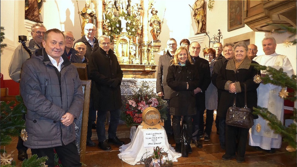 Taufpatenpaar im Kreise der Schlossbergwinzer