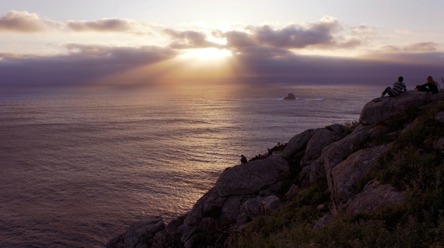 Auf dem 140 m hohen Felsen des Kaps. Die im Meer versinkende Sonne war den Kelten religiöses Symbol für Tod und Wiedergeburt, weshalb sie an dieser Stelle Brandopfer darbrachten. Das Verbrennen der Kleider symbolisierte einen Neubeginn nach vollendeter Pilgerschaft