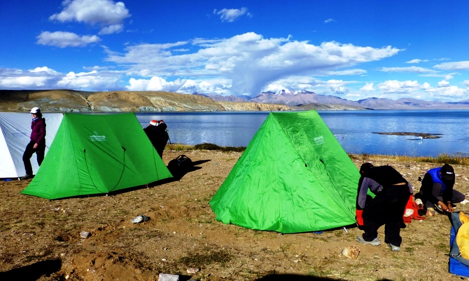 Unser Camp am Manasarowar-See (4.580 m)  im autonomen Gebiet Tibet in der Volksrepublik China
Der zwischen den Gebirgsketten Transhimalaya (im Norden) und Himalaya (im Süden) gelegene Manasarovar ist einer der höchstgelegenen Süßwasserseen der Welt mit einer Höhe von 4590 Metern über dem Meeresspiegel