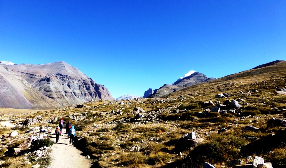Auf dem Rundweg
Buddhisten, Hindus und Jainas umrunden im Uhrzeigersinn, Anhänger des Bön gegen den Uhrzeigersinn. Nach der 13. Umrundung des Kailash bekommt der Pilger Zutritt zur inneren Kora