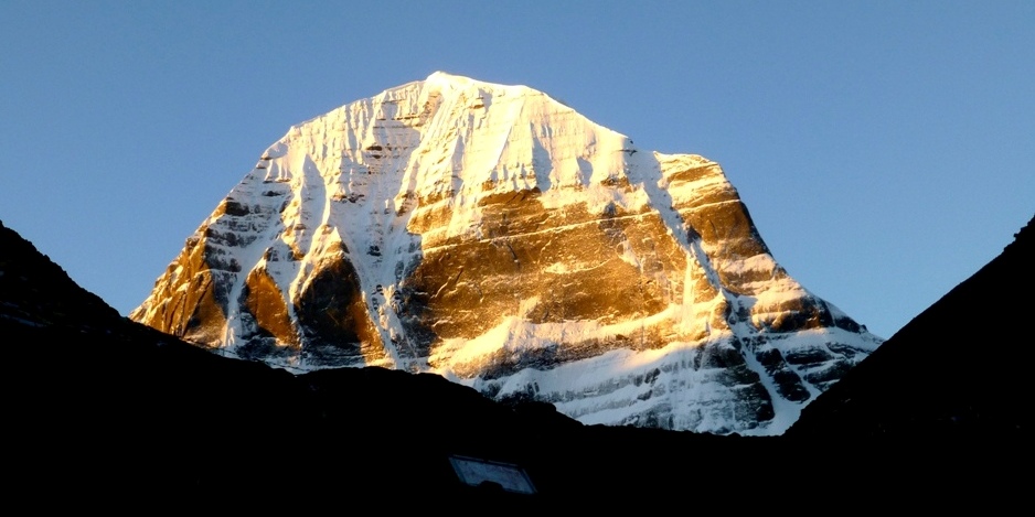 Querrinnen in der Nordwand
Auch um die Quernarben an der Nordwand des Berges rankt sich eine Sage. Diese Striemen entstanden durch Seile, welche böse Dämonen verwendeten, um den Kailash nach Sri Lanka zu tragen. Buddha persönlich verhinderte dieses Vorhabe