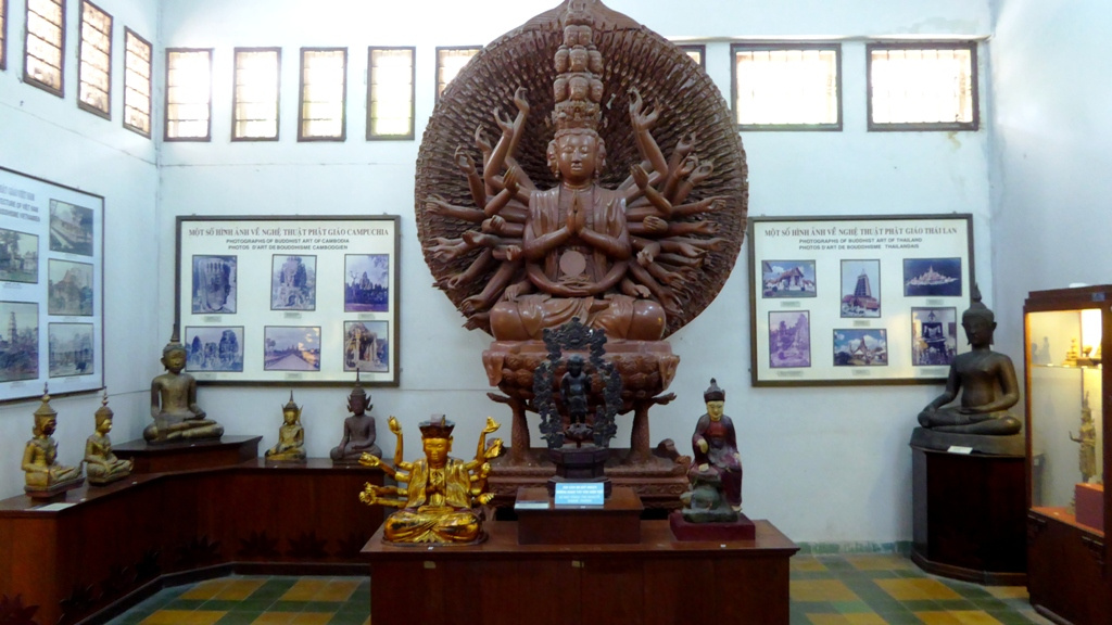 Vielarmige Gottheit - strahlt Kraft und Macht aus !