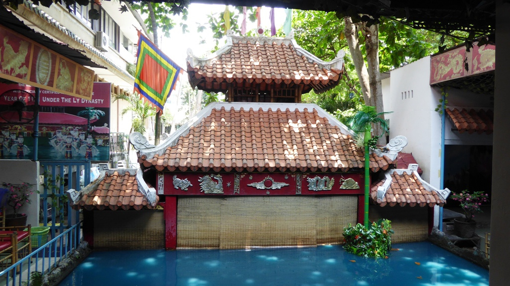 Golden Dragon Water Puppet Theater
Das Wasserpuppentheater (Múa Rối Nước) gibt es nur in Vietnam. Seine Ursprünge sind unklar, aber wahrscheinlich war es schon im 11. Jahrhundert ein fester Bestandteil im kulturellen Leben des Landes.