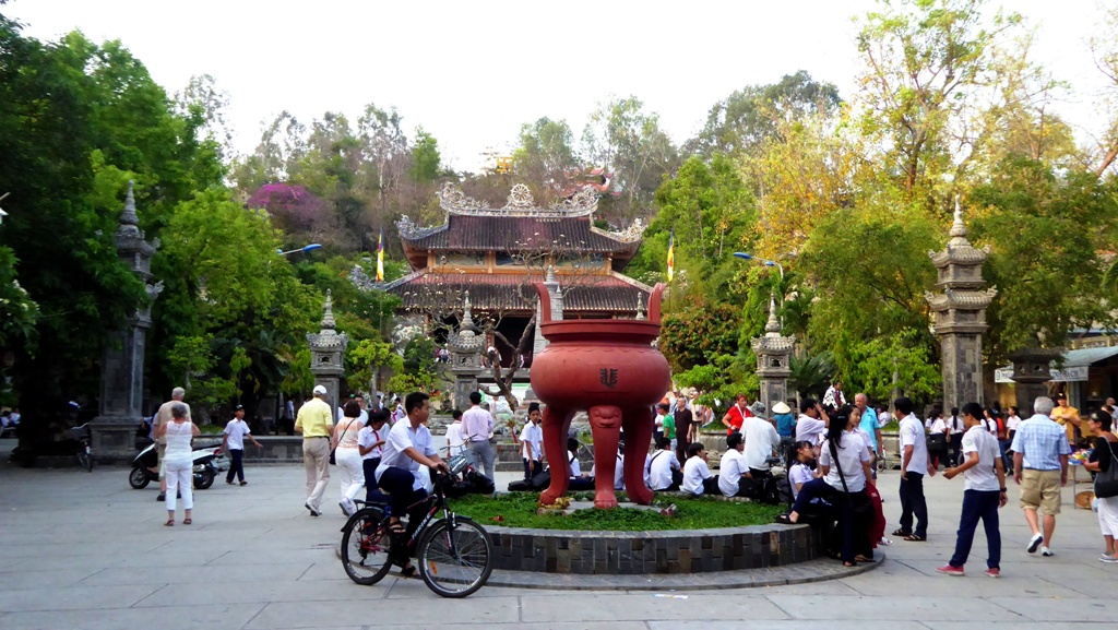 Auf dem Tempelareal von Long Son