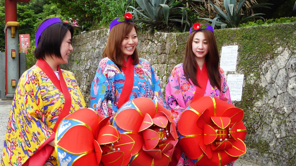 Freundlicher Empfang vor dem Shuri-jo Schloss