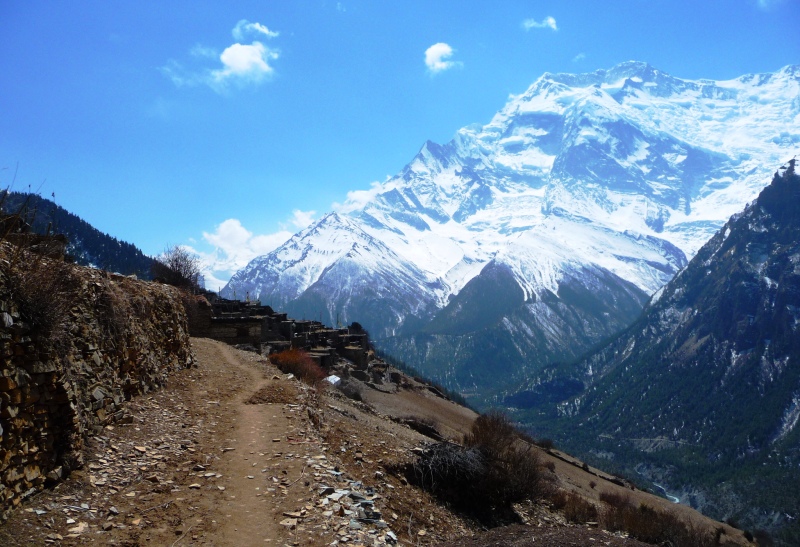 Bergdorf am Gegenhang des Annapurnamassivs