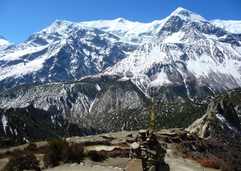 Die Annapurna ist „die Nahrung spendende Göttin“ oder „die Göttin der Fülle“
Rechts der Machapucharé mit einer Höhe von 6993 Metern.