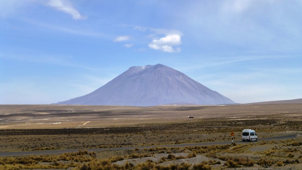 Vulkan Misti
Der 5822 Meter hohe Misti liegt zwischen zwei weiteren Vulkanen, dem 6075 Meter hohen Nevado Chachani und dem Picchu Picchu