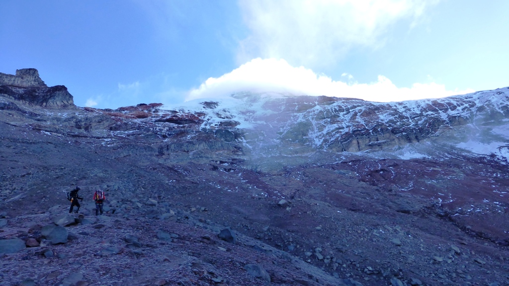 Der Gipfel versteckt sich unter einer Wolkenhaube !