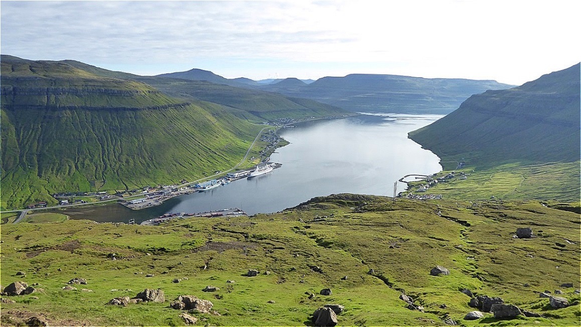 Unser Schiff liegt außerhalb von Torshaven vor Anker