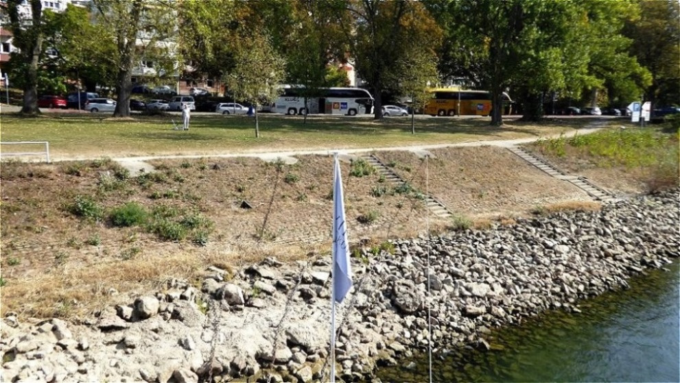 Unsere Begleitbusse warten schon