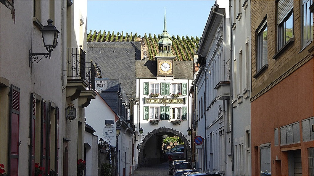 Ab 1928 eröffneten mit dem „Lindenwirt“, dem „Drosselmüller“ und dem „Weinhaus Rüdesheimer Schloss“ weitere Weinlokale
