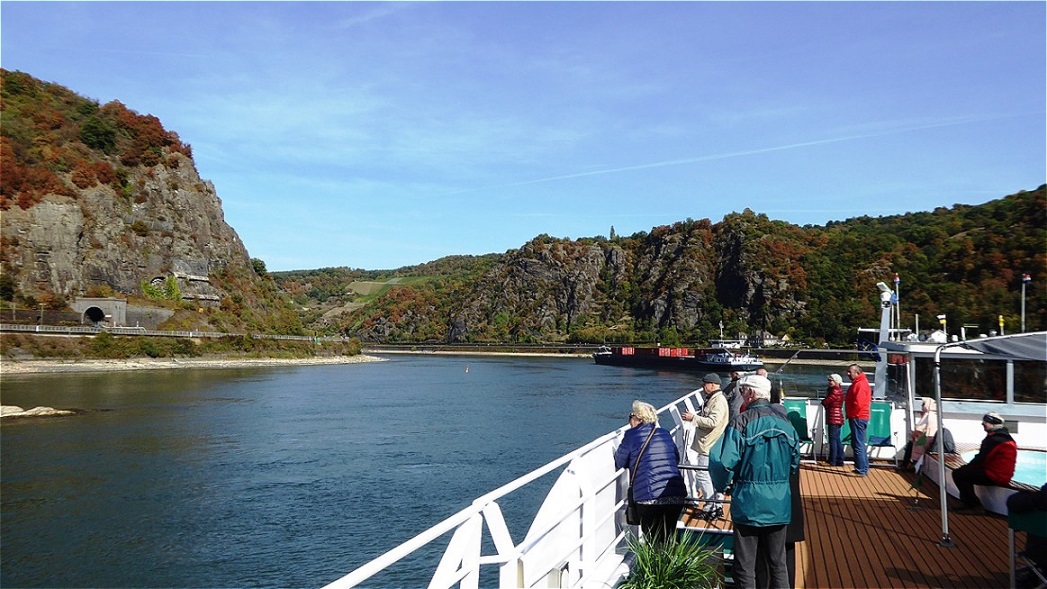 
Der Rhein hat hier zwischen Kaub und St. Goar den engsten canyonartigen Talabschnitt ausbildet
